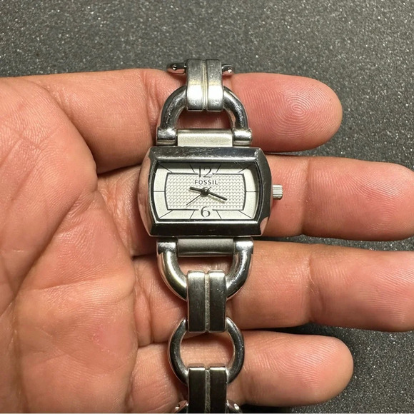 Vintage FOSSIL Ladies Watch ES-2479 Quartz Silver Tone Working With New Battery - Picture 1 of 7